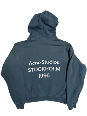 Acne Studios Navy Hoodie - Klassisk hoodie från Acne Studios i navy / marinblått. Som vanligt med Acne är passformen oversized – storlek XS passar även S för en mer slim fit. Skick: 9/10 Pris kan diskuteras 📦 Skickas eller möts upp