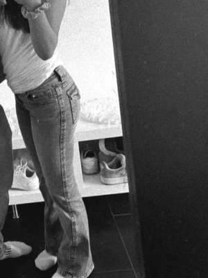 Ljusblå bootcut jeans med låg midja - Säljer ett par ljusblå bootcut jeans med ganska låg midja och klassiska fem fickor. Jeansen har en lätt tvättad look och raka ben som släpper ut lite nertill. Perfekta för en avslappnad och trendig stil. Jag är runt 160 lång. 