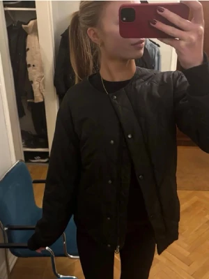 Svart quiltad jacka - Supersnygg svart quiltad jacka, i jättebra skick!🥰