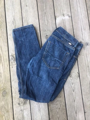 Diesel Tepphar - Säljer ett par riktigt snygga Diesel Tepphar. Storleken på jeansen är W33, L32. Passar XS/S/M. Perfekta till vardagslooken och passar till det mesta. Säljs för 189kr pga att jag inte får användning av dem och nypris är 1300-1800kr!☺️