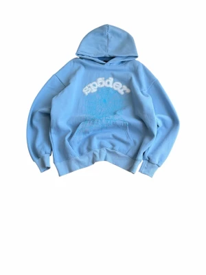 Ljusblå sp5der hoodie - Ljusblå sp5der hoodie, jag har storlek S och den var jättestor på mig