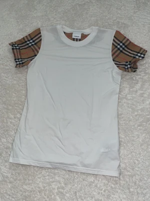 Burberr'y t shirt  - Använd endast en gång sitter som xs även om de e S ,du kan ha den som S om du vill att den ska sitta tajt pris ej hugget i sten