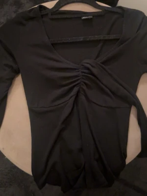 Gina  - Säljer denna tröja från gina jätte fint skick knappt använd går att knyta till också! 