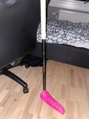 Innebandyklubba med rosa blad - Säljer en innebandyklubba från zone med svart kolfiberskaft och ett iögonfallande rosa blad. Klubban har vitt grepp och är perfekt för dig som vill sticka ut på planen. Lätt och smidig att hantera för snabba spelvändningar. Det är en power prolight den bästa versionen av dom och du kan få med ett orange air two blad som är typ nytt inte använd en ända match eller träning kostar 1999kr i butik så