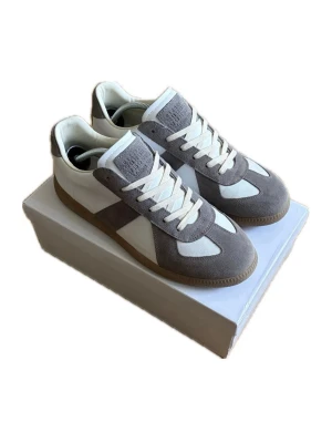 Maison Margiela Gats - Ett par riktigt snygga MM Gats som är helt sprillans nya för endast 2199kr. Priset är inte hugget i sten, så fråga bara om det är något!