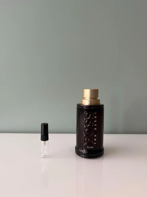 2 ml sample/doftprov av Boss The Scent Elixir - Ett sample på 2 ml av Hugo Boss The Scent Elixir. Det är en söt vinterparfym. Den har en lite annorlunda not i sig, chili. Det kan låta som något som inte är så gott i parfym, men det passar faktiskt riktigt bra ihop med det söta. Våra samples är helt nya och är gjorda av glas. Det är fritt fram att skriva till oss om ni har frågor.