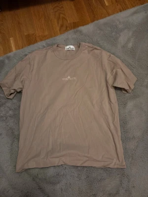 Stone Island T-shirt - Sand färgad T-shirt från stone Island, kan gå ner i pris vid snabb affär ✅