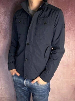 J.lindeberg field jacket - Mycket fint skick | Size M (modellen är 188 cm 75 kg) | fraktar spårbart inom 24 timmar | för att köpa klicka ”köp nu” | vid frågor eller funderingar skriv ett meddelande | följare får bättre rabatter🙌