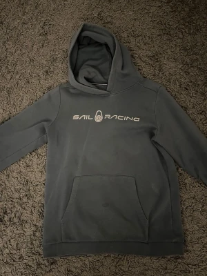 Sail racing hoodie - Använd ett fåtal gånger, bra skick, inga deffekter. Pris kan diskuteras vid snabb affär.