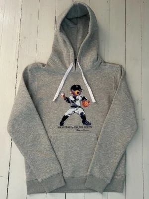 Ralph Lauren polo bear hoodie herr storlek S  - Hej! Säljer denna riktigt schyssta polo bear hoodie från Ralph Lauren. Den är i storlek M men sitter en storlek litet och passar därför som en S. Den är endast använd någon enstaka gång och är därmed i ett nyskick. Original lappar och påse finns kvar och medföljer naturligtvis vid köp. Jag fraktar alltid snabbt! Mvh