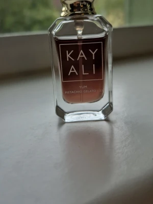 Kayali Yum Pistachio Gelato - Kayali Yum Pistachio Gelato 10ml från början. Se bilder på hur mycket som är kvar. Har förvarats svalt & mörkt