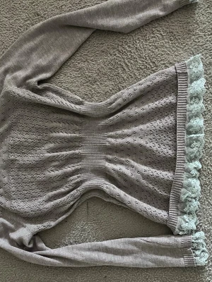 Vintage super söt tröja 🥹 - lila/beige  och med en fin pastel blå längst ner🙌🏼 Jag har vanligtvis XS, men funkar som S, möjligtvis M också!