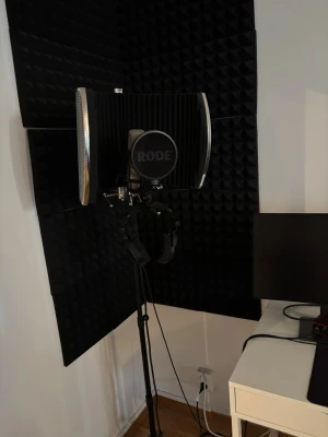 Komplett studio Røde - Säljer ett komplett inspelningspaket med RØDE mikrofon och popfilter, ljudisolerande skärm samt Focusrite Scarlett ljudkort i röd metall. Perfekt för hemmastudio, podcast eller musikproduktion. Allt är kopplat och redo att användas direkt.