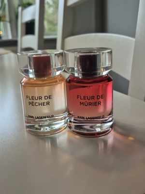 Karl Lagerfeld Fleur de Pêcher & Mûrier - Säljer dessa i ett paket. Båda är på 50ml från början men knappt använda. Förvarats torrt & svalt. Fleur de murier beskrivs följande: Toppnoterna är röda vinbär, Hallonblad och Apelsin; hjärtnoterna är Björnbärsblomma, Viol, Apelsinblomma och Liljekonvalj; basnoterna är Musk, Sandelträ, Vanilj och Bärnsten. Fleur de pecher beskrivs följande:  Toppnoterna är Yuzu och Päron; hjärtnoterna är Persikoblomma och Jasmin te; basnoterna är Musk och Träiga noter.