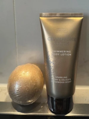 Bodylotion/badbomb - Shimmering bodylotion och en badbomb Helt nya. 15kr för bägge 