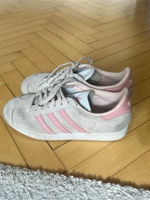 Adidas gazelle dam  - Jätte snygga trendiga rosa skor från adidas originals i modellen gazelle storlek 37 1/3!! Finns lite tecken på användning vid hälarna men annars är dom i mycket bra skick eftersom de endast är använda fåtal gånger!!