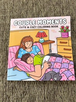 Couple Moments målarbok - 24 sidor några exempel på bildern En söt och mysig målarbok med romantiska illustrationer av par i olika vardagssituationer. Omslaget är färgglatt med rosa, blått och grönt, och boken är i mjukt papper. Perfekt för dig som gillar att färglägga och vill ha en avslappnande stund.