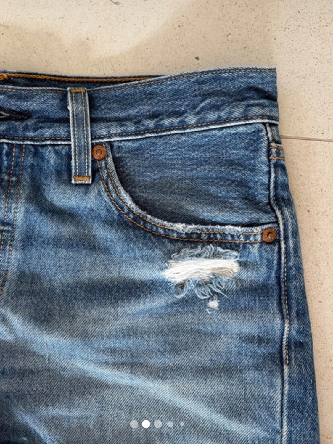 Blå levi’s jeansshorts med slitna detaljer - 1