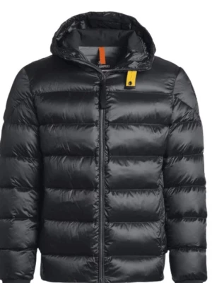 Svart dunjacka från Parajumpers - Snygg svart dunjacka från Parajumpers med huva och klassisk gul detalj vid halsen. Jackan har quiltad design, dragkedja framtill och ribbade muddar. Perfekt för kalla vinterdagar och riktigt stilren look. Priset kan diskuteras bilder kan även skickas på jacka ifall man är intresserad. Inte alls använd