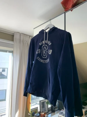 Mörkblå hoodie Gant - Blå Gant i hoodie Storlek M men liten i storlek så passar S bättre Bra skick Skriv vid frågor 