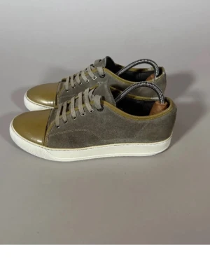 Olivgröna Lanvins i mocka  - Lanvin cap toe Begi • Storlek 40 (passar 41) • Produkt skick 8/10 • defekter=inga • Medföljer- skorna ä