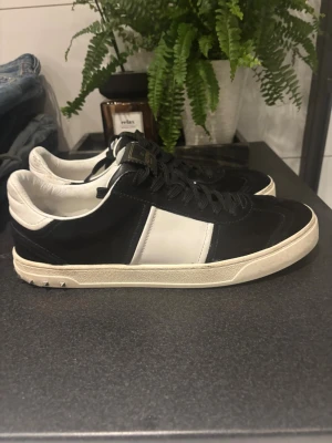Valentino flycrew - Säljer nu dessa flycrew skor i väldigt bra skick. Skorna är sparsamt använda. Det som kommer med skorna vid köp är lådan. Hör av er vid funderingar!