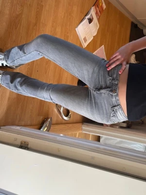 Snygga grå only jeans!!💕 - Säljer mina super fina only byxor! Stolek S, hör gärna av er för mer information eller bilder!💓