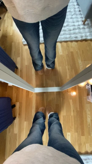 Blå bootcut jeans från Gina Tricot - Säljer ett par blå bootcut jeans från Gina Tricot med klassisk femficksmodell och snygga röda sömmar. Jeansen har normalhög midja och är tillverkade i ett mjukt denimtyg som sitter skönt. Perfekta för en avslappnad och trendig look.
