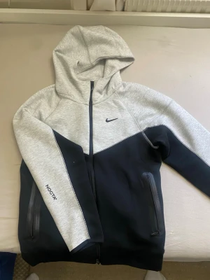 Nike Nocta tracksuit grå - Grå Nike nocta tracksuit passar som S, helt ny har andvänds endast 2-3 gånger men passformen passade inte mig.