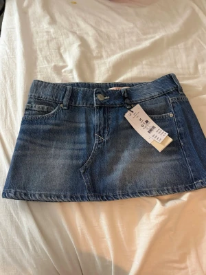 Blå jeanskjol  - Säljer denna snygga lågmidjade jeanskjol från Gina i storlek 34💞 helt oanvänd med prislappen kvar, endast prövad en gång. Säljer då storleken inte passade💞 Nypris 359kr 
