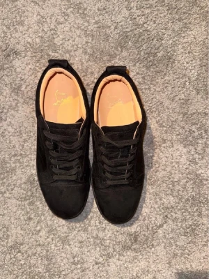 Christian Louboutin skor  - OBS! Skorna  tas hem på beställning  När du swishat beställer jag dem direkt. Leveranstid ca 2–5 dagar. Helt nya + oanvända. PM för fler bilder/frågor 💕