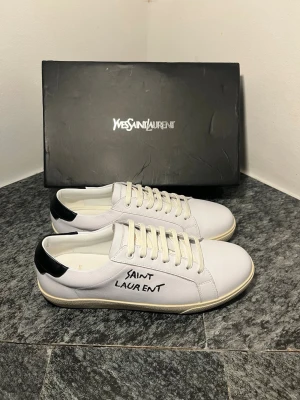 Saint Laurent skor - Vita Saint Laurent skor. Helt nya! Kom privat för flera frågor!