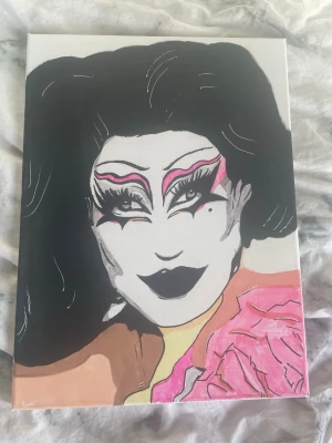 Gottmik akryl tavla målad av mig - Denna tavlan är handmålad av mig och gjordes 21/06/2025. Tavlan föreställer Rupauls Drag Race stjärnan Gottmik!Tavlan är 40x30cm stor och priset kan diskuteras.
