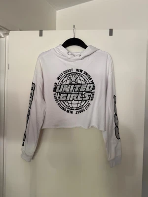 Sweatshirt vit - Storlek L, aldrig använd.  Köpt i butik så kan finnas skavanker. 