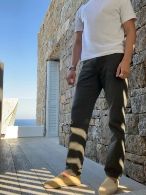 Zegna - jeans  - Zegna jeans i grön färg, storlek 32/34. Väldigt bra skick och sparsamt använda. Nypris ca 3000 kr. Säljes då de inte kommer till användning, något tajta för min smak. Lägg ett bud! 