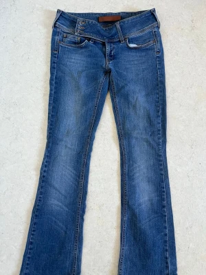 Blåa lågmidajde jeans från Gina Tricot  - Säljar mina blåa lågmidjade jeans från Gina Tricot på grund av att dom blir aldrig använda. Dom är i jättebra styck och är i storlek Xs, pris kan diskuteras.