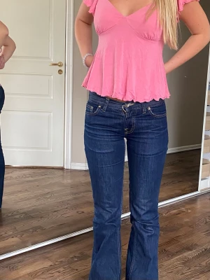 Rosa topp  - En söt mjuk rosa topp som är perfekt till sommaren. Extremt skönt material!! Använd fåtal gånger.