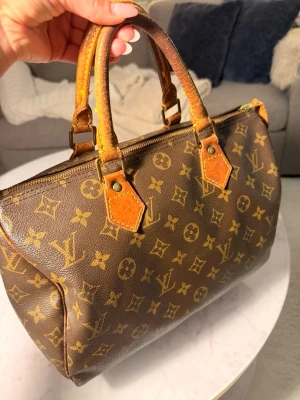 Louis Vuitton speedy 25 - Säljer nu min fina speedy i storleken 25! Jag köpte den hos Vestiaire collective för ett år sedan, där gick den även igenom en äkthetskontroll, kvitto finns!