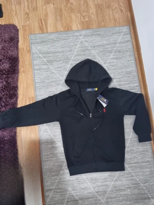 Svart röd Ralph lauren hoodie zip - Beställde den var för liten. Har aldrig användat den 