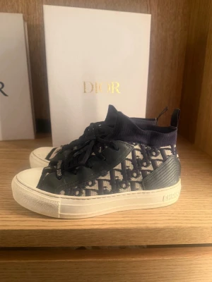 Dior Walk'n'Dior Deep Blue sneakers - Snygga Walk'n'Dior sneakers i deep blue med ikoniskt Dior-mönster. Köpte i London förra året för 10500kr. I princip i nyskick förutom underskon (se bild). Använda sparsamt. 