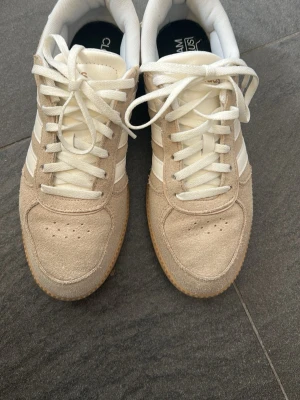 Beige Adidas sneakers - Skor från adidas, använda en gång. Skriv för fler frågor och bilder! 