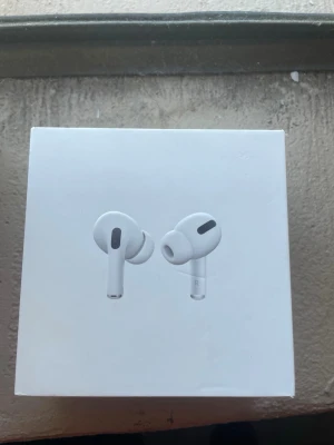 TWS hörlurar - Säljer ett par vita Apple AirPods Pro med laddningsetui. De är trådlösa in-ear hörlurar med silikonproppar och stilren design. Perfekta för musik, samtal och brusreducering. Kommer i originalförpackning.
