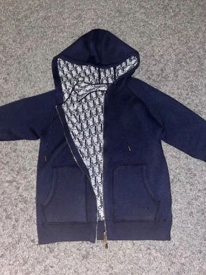 Cd hoodie - Använd ett fåtal gånger, inga defekter. Pris kan diskuteras vid snabb affär. Passar även M.