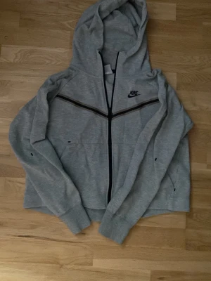 Nike tech zip hoodie  - Väldigt bra skick. Använd fåtal ggr!