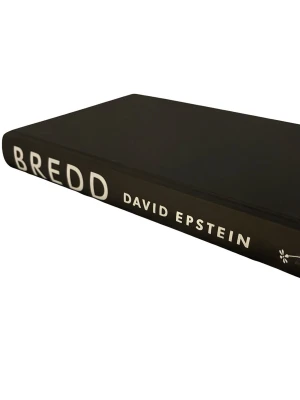 Bredd av David Epstein - En bok som argumenterar för att generalister, snarare än specialister, ofta är mer framgångsrika, kreativa och flexibla i komplexa och oförutsägbara miljöer. Genom att studera idrottare, forskare och konstnärer visar Epstein att bred erfarenhet och att skjuta upp specialisering ofta leder till bättre prestationer.
