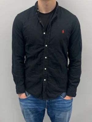 Ralph Lauren skjorta - Fint skick inga defekter | modellen är 185 cm lång och väger  ca 78 kg | passform slimfit.