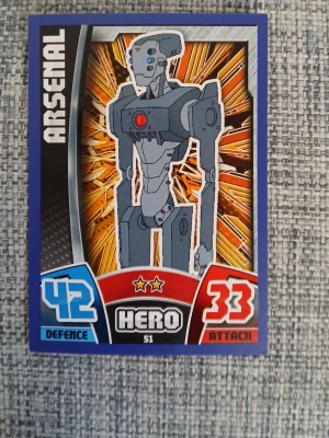 Samlarkort Arsenal Hero S1 - Samlarkort med motiv av en grå robot från serien Arsenal. Kortet har blå och röda detaljer, samt texten HERO och siffrorna 42 (defence) och 33 (attack). Bakgrunden är orange och gul med explosionseffekt. Perfekt för samlare av spelkort.