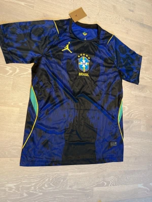 Blå Brasilien VM 2026 T-shirt  - Tja! Säljer en fett Snygg blå Brasilien VM 2026 T-shirt.                                                                                               Den är i storlek Medium och det finns bild på mått 📐 Priset kan diskuteras och jag skickar inom 24 Tim☺️💨