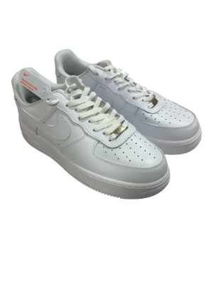 Air force 1 - Nike Air Force 1 – Triple White 🤍👟  Ikoniska Air Force 1 i helvit design som aldrig går ur tiden ✨ Clean, tung och självklar – passar exakt allt 💎 Stabil sula med skön komfort för hela dagen 👌 Premium look med klassiska detaljer 🔥 En riktig must-have i rotationen 🧊  🔹 Märke: Nike 🔹 Modell: Air Force 1 🔹 Färg: Vit (Triple White) 🔹 Storlek: 43 🔹 Passform: Normal  📦 Snabb leverans • Ready to wear 💎