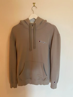 Champion hoodie/huvtröja - Champion hoodie/huvtröja i storlek L.